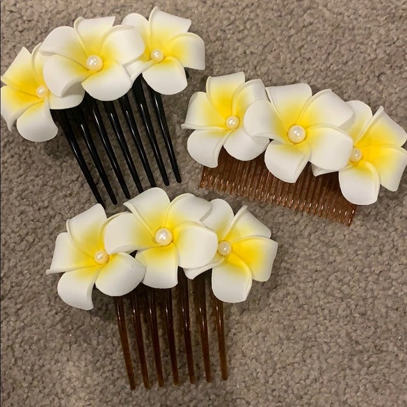 Handcrafted Hawaiian Plumeria hair accessory - Picture 1 of 5